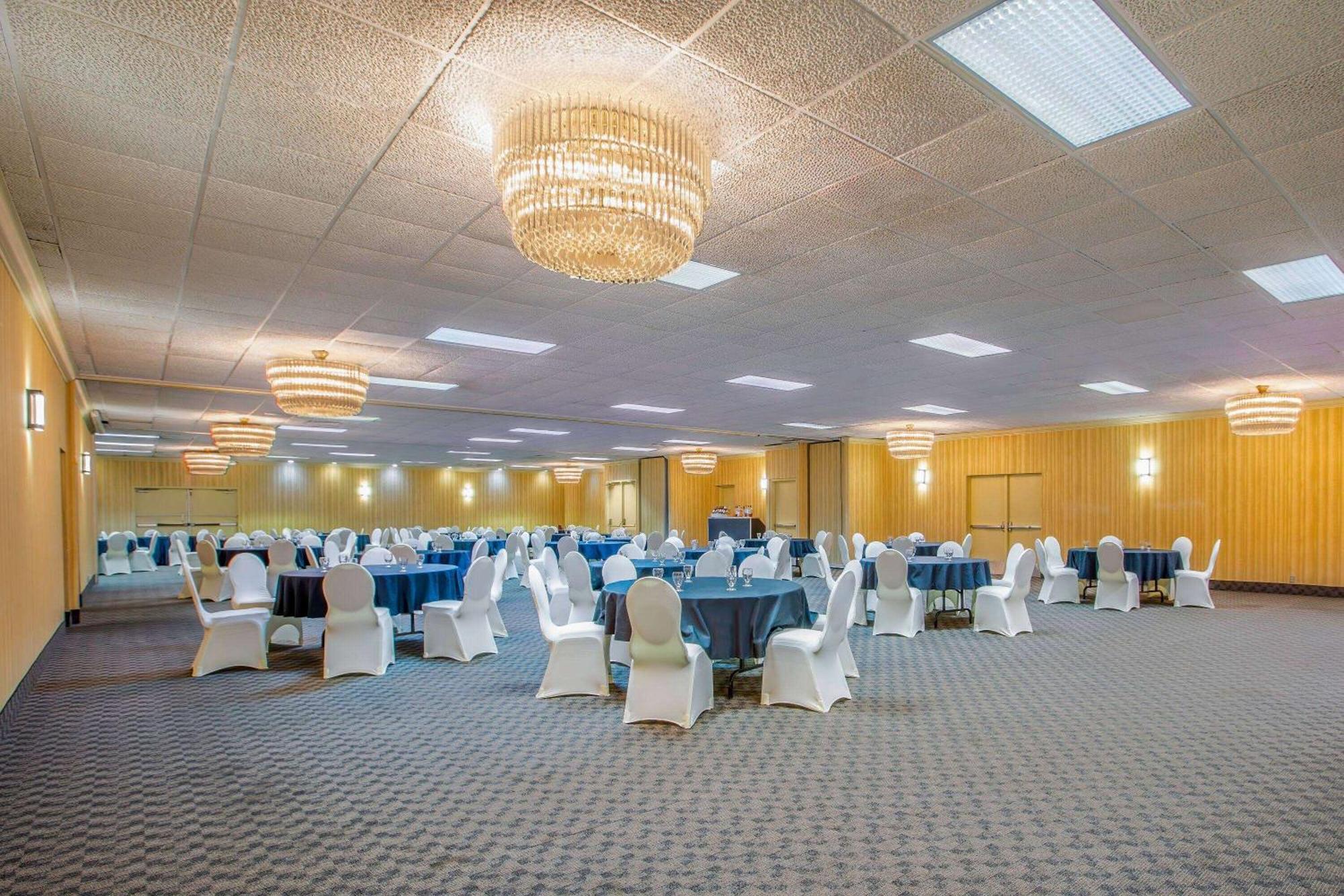 Days By Wyndham & Conference Centre Sudbury