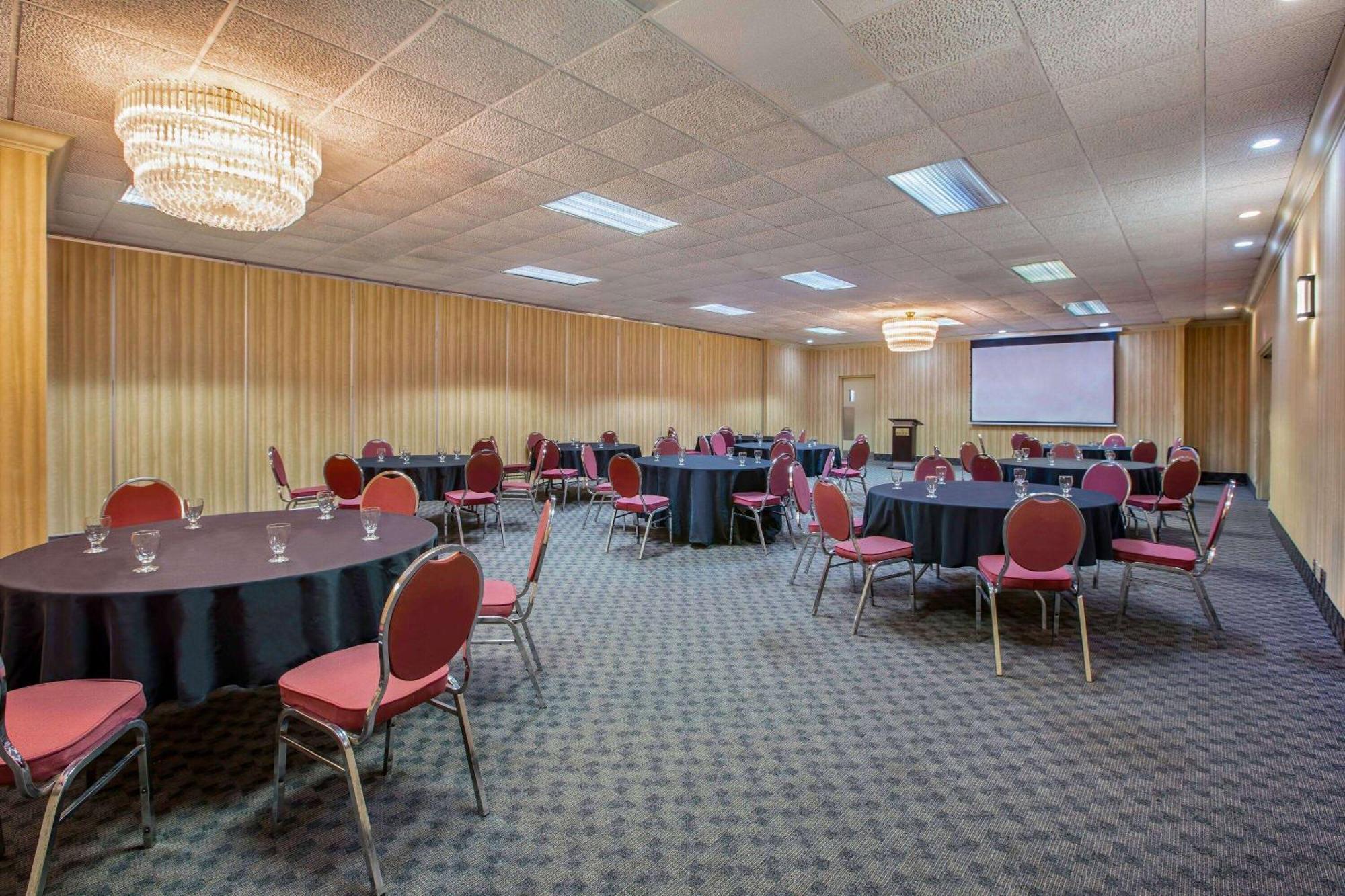 Hotel Days By Wyndham & Conference Centre 3*