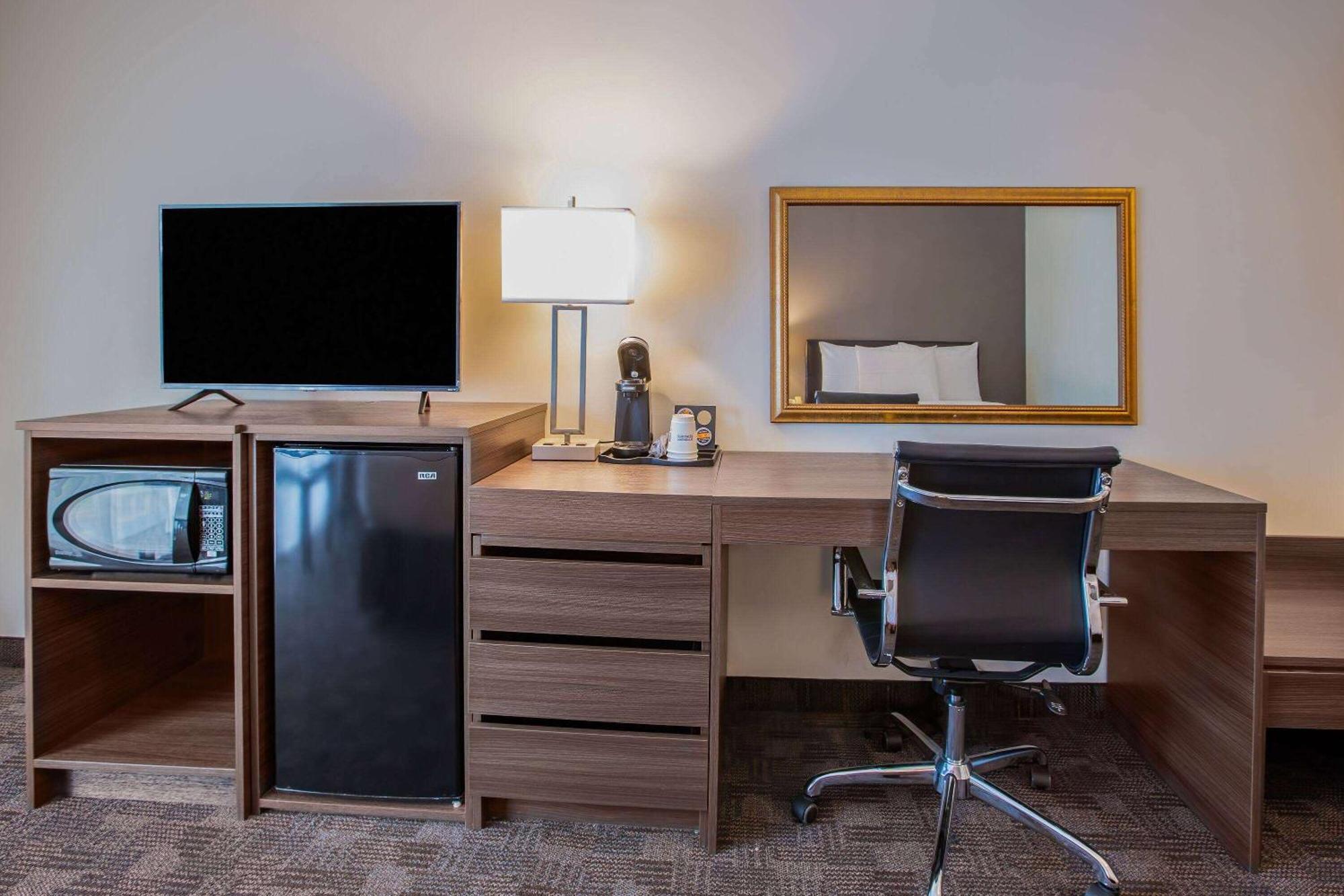 Days By Wyndham & Conference Centre Hotel